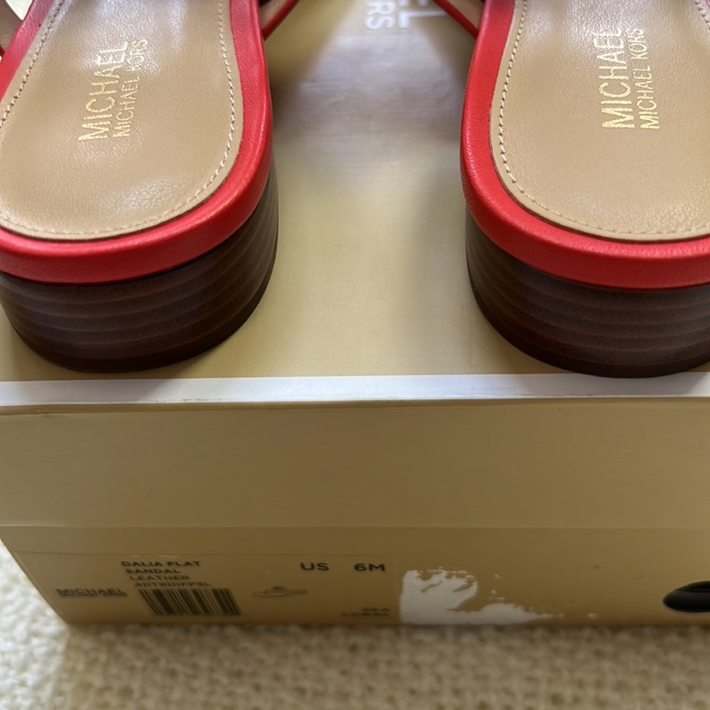 🆕 MICHAEL KORS Dalia Flat Sandals Thongs Sea Coral Leather Flower Charm … - Picture 6 of 7